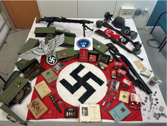 Neben Suchtmitteln wurden bei der Wohnungsdurchsuchung in Scheibbs auch mehrere Schusswaffen und verbotene NS-Symbole gefunden. | Foto: PI Scheibbs/LPD NÖ LSE