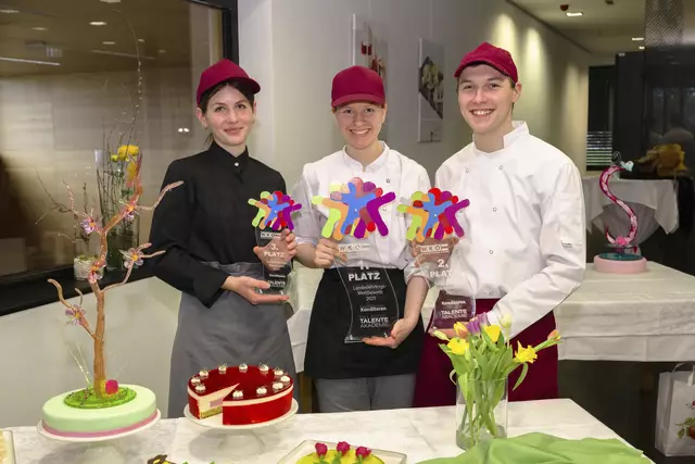 Die besten Nachwuchskonditoren des Landes:
Lea Tamegger von der Röck &amp; Röck OG in Launsdorf (3. Platz), Jana Bachmann von der Warmbader ThermenHotel GmbH in Villach-Warmbad (1. Platz) und Alexander Schmidhofer von der Craigher GmbH in Friesach (2. Platz). | Foto: WKK/Hannes Pacheiner