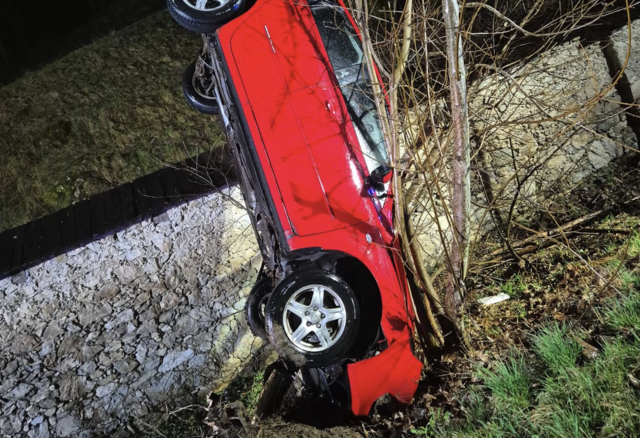 Die Polizei vermutet, dass der Minderjährige aufgrund von Aquaplaning links von der Fahrbahn abkam | Foto: Feuerwehr St. Jakob im Rosental