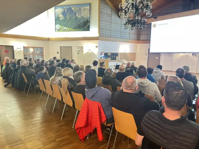 Die Gemeindeversammlung in Lermoos war gut besucht, voll war der Saal aber nicht. | Foto: Reichel