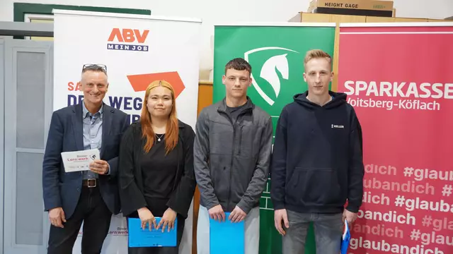 Patharathida Prathumthai (Stoelzle Oberglas) Mark Tromper (Payer) und Patrick Marek (Keller) wurden für ihre Bestleistungen mit WEZ-Gutscheinen belohnt. | Foto: Schrapf