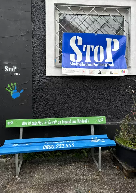 Direkt vorm Eingang steht diese Bank in den StoP-Farben grün und blau, auf der steht: „Hier ist kein Platz für Gewalt an Frauen und Kindern“. | Foto: MeinBezirk/Kirschner