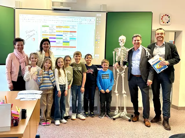 Direktorin Melitta Sokoll, Bgm. Maria Knauder, LR Daniel Fellner, Schulreferent Christian Taudes mit den St. Andräer Volksschülern | Foto: Stadtgemeinde St. Andrä