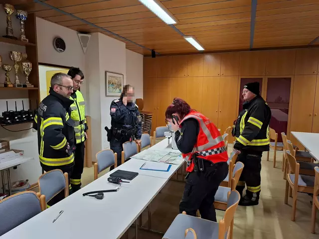Die Einsatzkräfte fanden die Frau in einer Böschung liegend. | Foto: FF Trosskolm