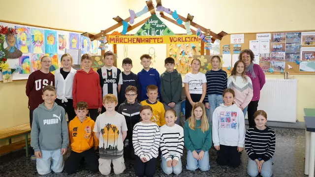 Die Schülerinnen und Schüler mit Autorin Christine Büttner | Foto: Schrapf