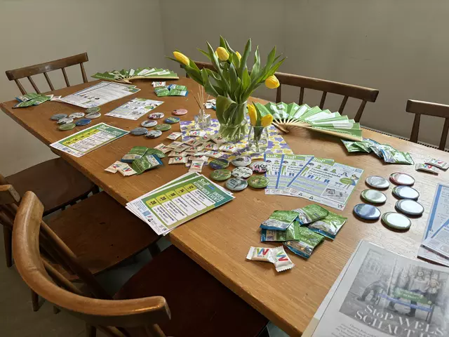 Ein bunt gedeckter Tisch mit Infomaterial und bedruckten Buttons mit feministischen Statements. | Foto: MeinBezirk/Kirschner