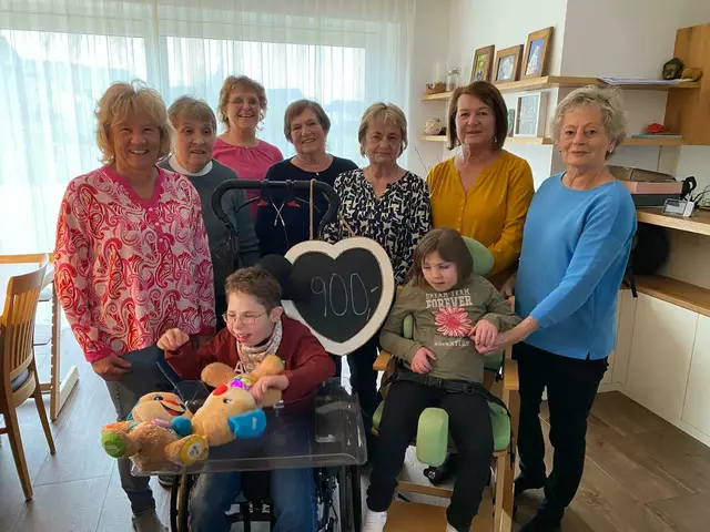 Je 900 Euro spendete die Kreative Frauengruppe Münzkirchen heuer an Gabriel und Miriam, zwei beeinträchtigte Kinder aus Münzkirchen.  | Foto: Kreative Frauengruppe Münzkirchen 