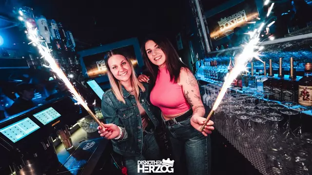 Andrea und Vicky hinter der Bar. | Foto: Diskothek Herzog