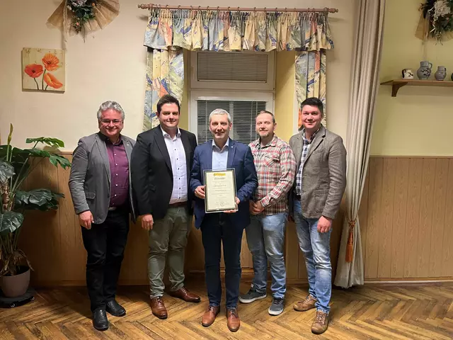  v.l.n.r.: Bürgermeister &amp; Ehrenobmann Alfred Kridlo, Obmann Herbert Weiser jun., Vizebürgermeister &amp; neu ernannter Ehrenobmann Gernot Ertl, Kpm.-Stv. Markus Schmid, Kapellmeister Michael Müllner | Foto: MV Jedenspeigen-Sierndorf