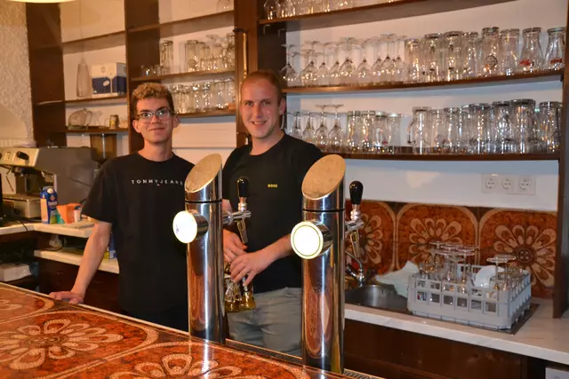 Calvin Bila und Andre Oppenauer sorgen vor und nach der Vorstellung für die Getränke | Foto: Alexander Fritsch