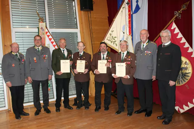 Die Geehrten bei der Bezirksversammlung in Kirchdorf:
v.l. Gerhard Schreder, Franz X.Gruber, Sebastian Hölzl, Klaus Horngacher, Jakob Hagsteiner, Klaus Neumayr, Hans-Peter Koidl, Gerhard Obermüller