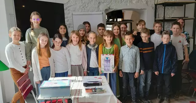 Die in der Vergangenheit forschenden Mädchen und Buben der 4.a der Volksschule Bad Goisern mit ihrer Lehrerin Gertrude Schweiger (rechts). | Foto: Savel H.