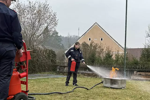 Neben den Prüfungen gab es ein spannendes Rahmenprogramm. Die Jugendlichen durften mit einem Feuerlöscher ein Feuer bekämpfen und lernten bei einem Experiment die Gefahren einer explodierenden Haarspraydose kennen. Eine beeindruckende Demonstration zeigte, wie gefährlich es ist, brennendes Öl mit Wasser zu löschen. | Foto: AFK Raabs/F. Köck