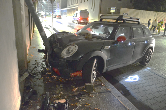 Mit diesem Fahrzeug sollen mehrere Burschen verunfallt sein. | Foto: LPD Wien