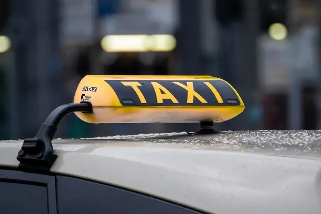Der Taxifahrer soll zu Boden gedrückt worden sein, während ihm seine Geldtasche geraubt wurde.  (Symbolbild) | Foto: pixabay.com