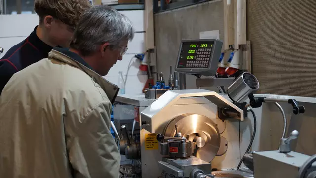 Bei der Station "Drehen und Fräsen" durften die Gäste auch selbst ausprobieren. | Foto: Schrapf
