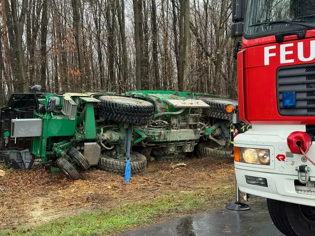 Der Fahrer des Holzhäckslers musste mit Verletzungen ins Spital gebracht werden.  | Foto: BFKDO Güssing