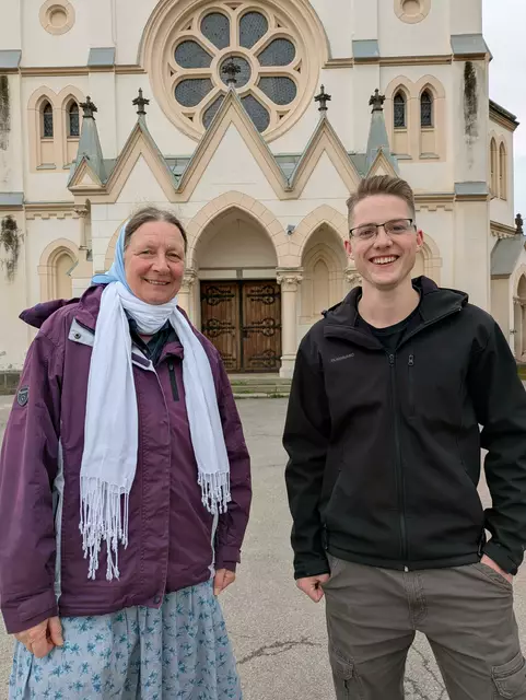 Ulrike Comer und Aidan von der Bruderhofgemeinschaft erzählen offen von ihrer besonderen Art des Zusammenlebens. | Foto: Bruderhof, Aidan