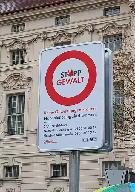Auf den Tafeln findet sich der Notruf Frauenhäuser und die Helpline Männerinfo. | Foto: Bekhit