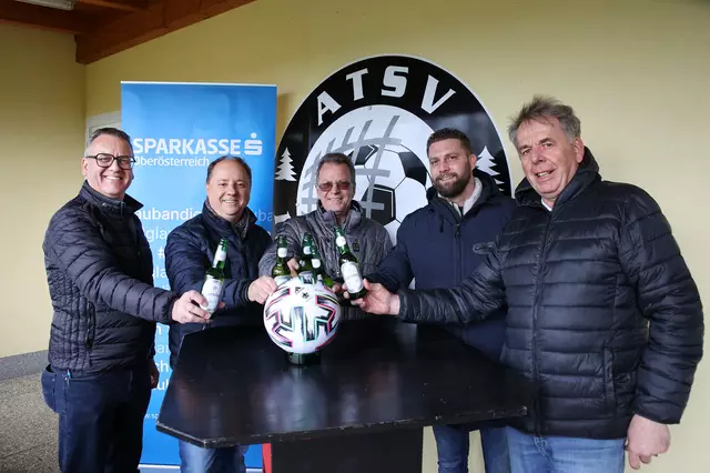 Bürgermeister Georg Seethaler, Marcel Lehner (Sparkasse OÖ Schwanenstadt), Vizebürgermeister Herbert Hamader, Philipp Hagmayr (Sparkasse OÖ Vöcklabruck) und ATSV-Obmann Johannes Kronberger (v.l.). | Foto: Helmut Klein