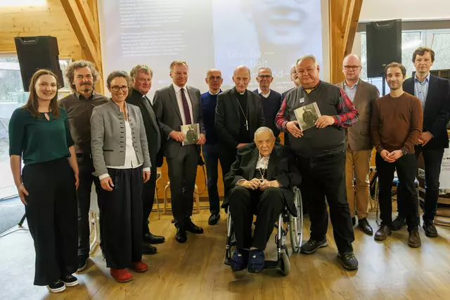 V. links: Lisa Weingartsberger (KJ), Heinz Mittermayr (KAB), Barbara Fuchsluger-Hannerer (Pfarre Linz -Marcel Callo), Bischof Manfred Scheuer, LH Thomas Stelzer, Marcel Lemesle (Neffe Marcel Callos), Erzbischof Pierre d'Ornellas (Erzdiözese Rennes), Michel Chauvin (Patenkind der Verlobten Marcel Callos), Martin Kranzl-Greinecker, Rudolf Haunschmied (Vorstandsmitglied Gedenkdienstkomitee Gusen), Thomas Gueydier (Postulator Heiligsprechung Marcel Callo), Jean-Pierre Jan (Leiter Marcel Callo Festival in Rennes 2024), Andreas Schmoller (Leiter FFJI), sitzend: Bischof em. Maximilian Aichern. | Foto: Bernhard Wizany