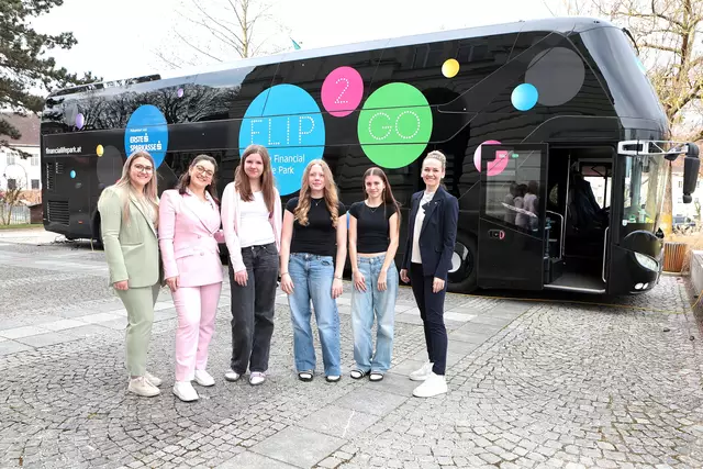 Freuten sich über eine Unterrichtsstunde der besonderen Art: Schülerinnen des Stiftsgymnasiums Kremsmünster mit Stefanie Ganglbauer (Sparkasse OÖ Wartberg) und Juliana Dezic (Jugendcoach der Sparkasse OÖ im Raum Kirchdorf) und Carina Wurnitsch (Regionalleiterin Sparkasse OÖ in Kirchdorf) (v.l.) | Foto: Sparkasse OÖ / Andreas Maringer