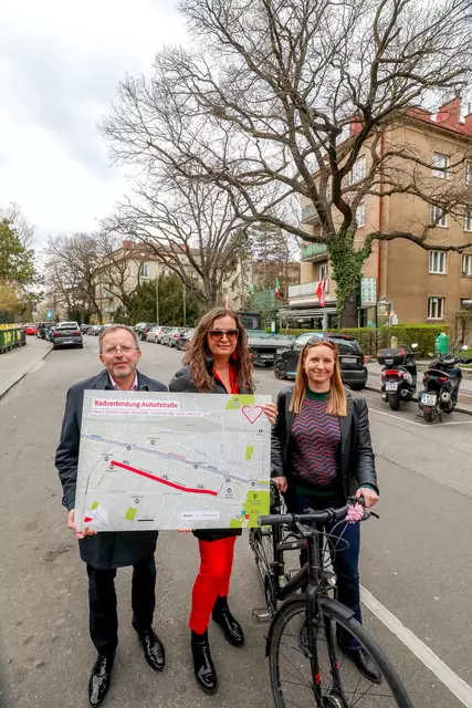 Verkünden den Baustart: Hietzings Bezirksvorsteher Nikolaus Ebert (ÖVP), Planungsstadträtin Ulli Sima (SPÖ) und Neos-Mobilitäts- und Umweltsprecherin Angelika Pipal-Leixner.  | Foto: Stadt Wien/Christian Fürthner