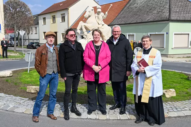 Bei strahlendem Sonnenschein wurde die Georgi-Statue im Kreisverkehr von St. Georgen feierlich eingeweiht.  | Foto: Eisenstadt