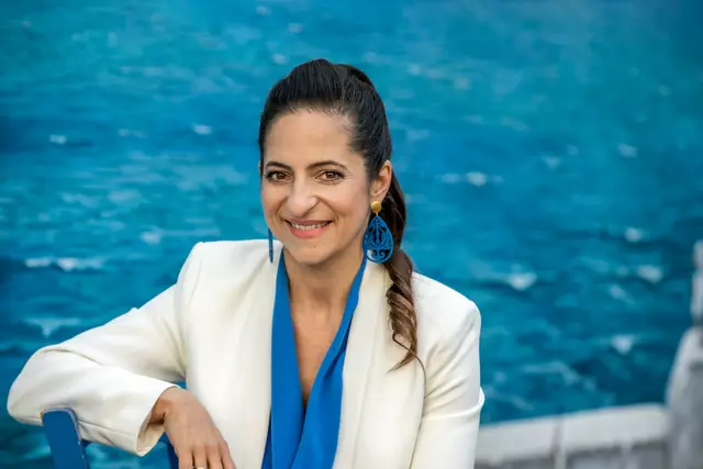 „Dancing Stars“-Siegerin Caroline Athanasiadis leitet als Moderatorin durch den Literaturvortag in Wolfsberg. | Foto: Caroline Athanasiadis