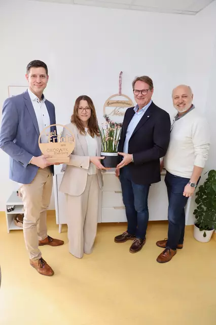 Marcus Martschitsch, Christoph Ehrenhöfer und Markus Hummer gratulierten Nicole Feichtinger zur Eröffnung. | Foto: Alfred Mayer