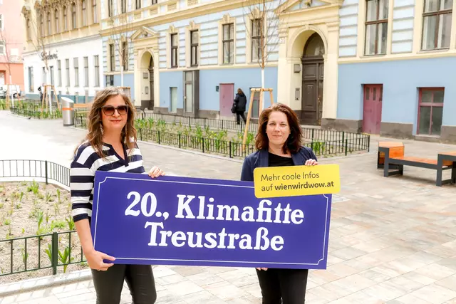 Bezirksvorsteherin Christine Dubravac-Widholm und Planungsstadträtin Ulli Sima (beide SPÖ) in der umgestalteten Treustraße. | Foto: Stadt Wien/Christian Fürthner