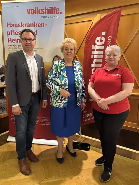 Team der Volkshilfe: Vizepräsident Thomas König, Präsidentin Verena Dunst und Regionalleiterin Karin Csencsits (von links). | Foto: Elisabeth Kloiber
