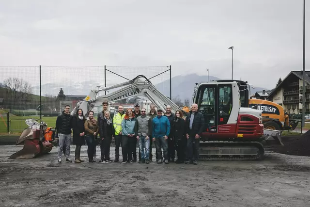 Der symbolische Spatenstich für das schulische Ausweichquartier erfolgte kürzlich. | Foto: Stefanie Oberhauser