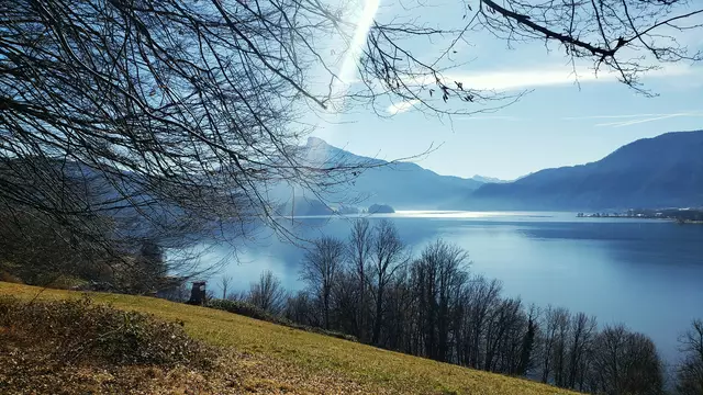 An vielen Märztagen schien wie hier am Mondsee die Sonne. Nur der 29. des Monats fiel richtig ins Wasser.  | Foto: Elisabeth Staudinger