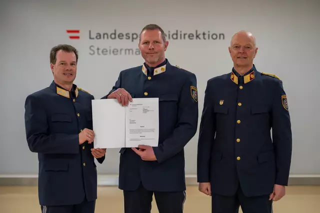 Landespolizeidirektor Gerald Ortner (li.) mit Kontrollinspektor Johann Marktfelder (Mi.) und Oberstleutnant Harald Eppich (re.), Bezirkspolizeikommandant von Weiz | Foto: LPD Stmk/Martinelli