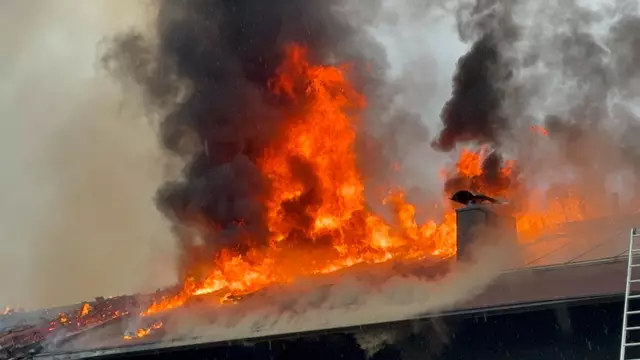 Am Samstag am Nachmittag kam es bei einem Bauernhof in Westendorf zu einem Brand. Der Großeinsatz der umliegenden Feuerwehren gestaltete sich wegen der Abgelegenheit des Hofs als schwierig. | Foto: Zoom.Tirol