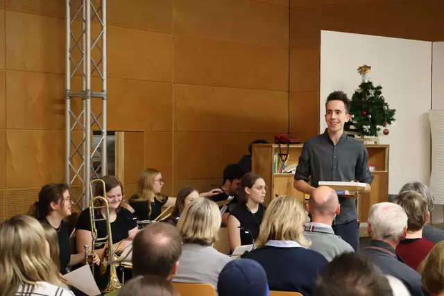 Fabian Kriechbaum - in diesem Schuljahr Administrator - begrüßte im Namen der Kollegialen Schulleitung das Publikum | Foto: MeinBezirk