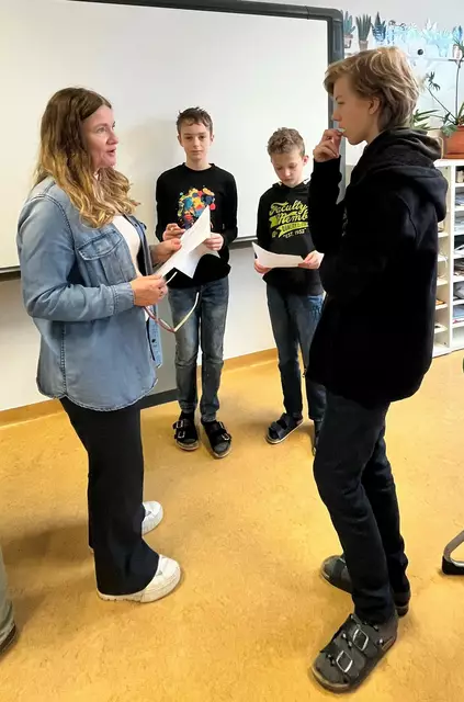 Lisa Thomas, Native Speaker aus Birmingham, steht den Schülerinnen und Schülern eine ganze Woche lang zur Verfügung, um die englische Sprachgewandtheit zu vertiefen.  | Foto: Sport/Mittelschule St. Valentin