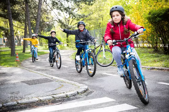 In Innsbruck führen die Kinder die Radfahrprüfung im Verkehrserziehungspark Wilten durch. | Foto: Jugendrotkreuz
