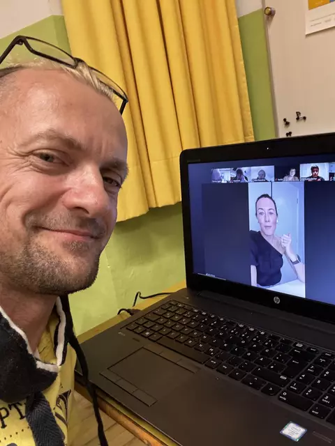 Englischlehrer Thomas Eggeler im Gespräch mit Influencerin Joelle Legg | Foto: Privat