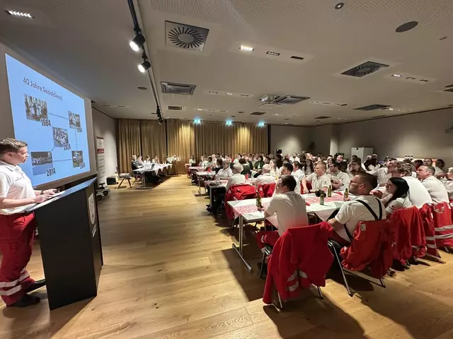 Ortstellenleiters Reinhard Köck (li.) berichtet den Mitarbeiterinnen und Mitarbeitern der Rotkreuzstelle Birkfeld über die hervorragende Leistung im letzten Jahr. | Foto: Rotes Kreuz Birkfeld