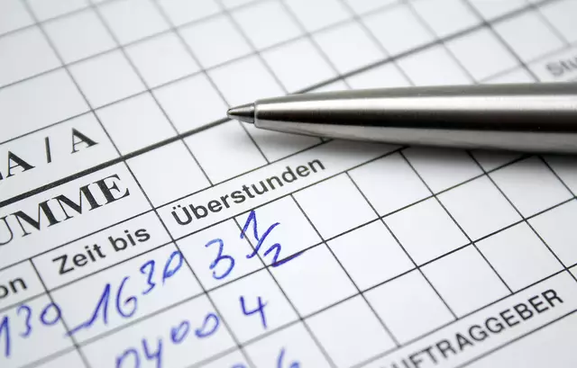 Unbezahlte Überstunden scheinen in Österreich keine Seltenheit zu sein: Rund 42,3 Millionen Über- und Mehrstunden wurden im vergangenen Jahr laut der Arbeiterkammer nicht kompensiert.  | Foto: Foto: fotolia/Stauke