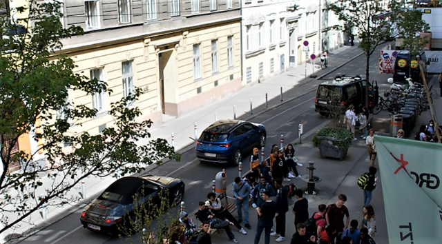 Der Bezirk will mehrere Schulvorplätze sicherer gestalten. Fünf Schulen sind davon betroffen.  | Foto: Karin Hackl-Schuberth