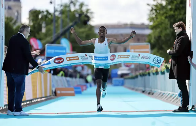 Als erste lief der Äthiopier Chala Regasa beim Vienna City Marathon 2024 durchs Ziel. | Foto:  Lisa Leutner / REUTERS / picturedesk.com