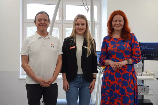 ISAG eröffnet in Hall: Wolfgang Schobersberger (Institutsleiter), Anna Gandler (Biathletin Nationalteam), Cornelia Hagele (Gesundheitslandesrätin)  | Foto: tirol kliniken/Lisa Sistad 