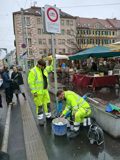 Die Tafeln sind bewusst an stark frequentierten Plätzen aufgestellt. | Foto: Bekhit