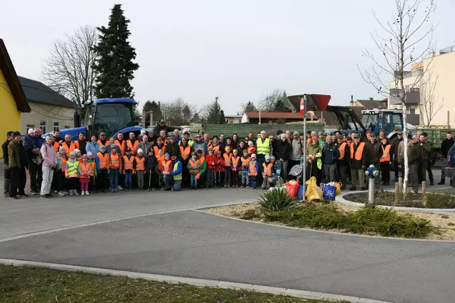 Die fleißige Truppe der Flurreinigung in Götzendorf. | Foto: Gemeinde Götzendorf