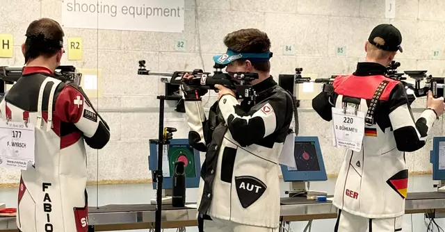 Johannes Kuen (Mitte - SG Thaur) konnte bei der diesjährigen ISAS Dortmund mit den Finalplatzierungen fünf (Luftgewehr-Einzel) und sieben (60 Liegend) zwei Topplatzierungen für Tirol erzielen | Foto: Verona Fölzer / ÖSB