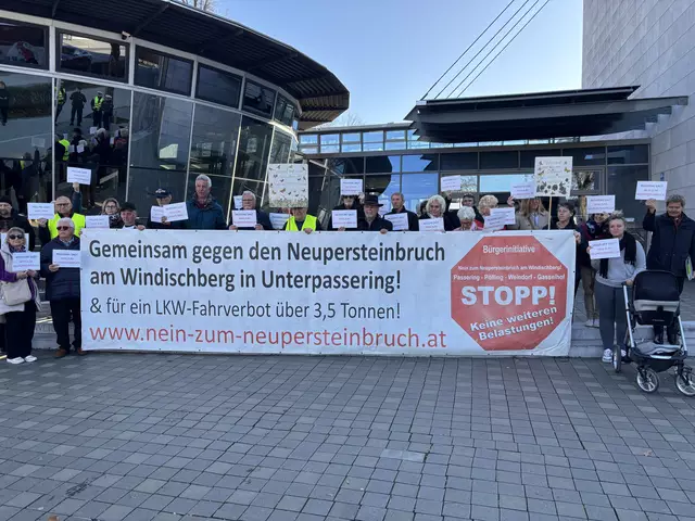 Die Bürgerinitiative am Tag der Verhandlung über die Zulässigkeit der Säumnisbeschwerde. | Foto: MeinBezirk.at