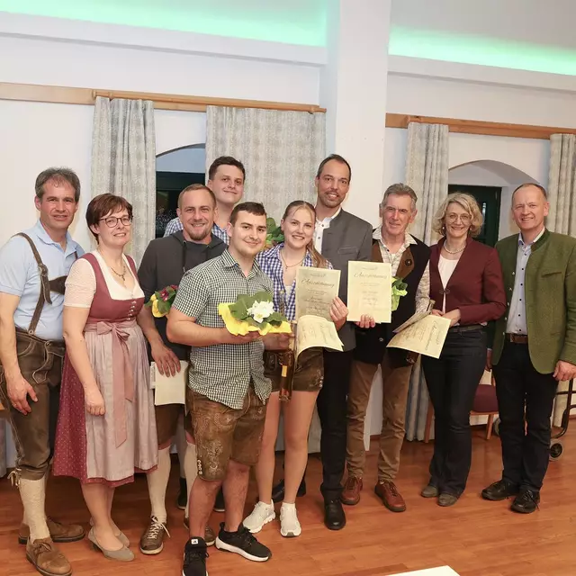 Ortsbauernschaft, Bäuerinnen, Bauernbund und die Landjugend machten die diesjährige Mostkost in Fischlham zu einem Fest der Gaumenfreuden. | Foto: Neudorfer